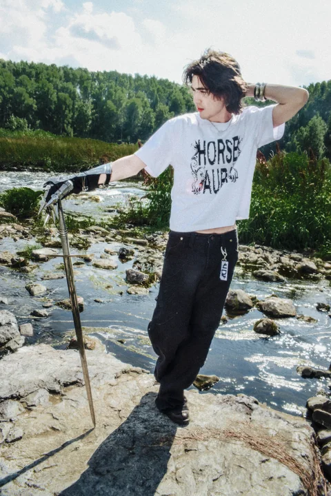 HORSE AURA T-shirt cotton body and cropped fit detail